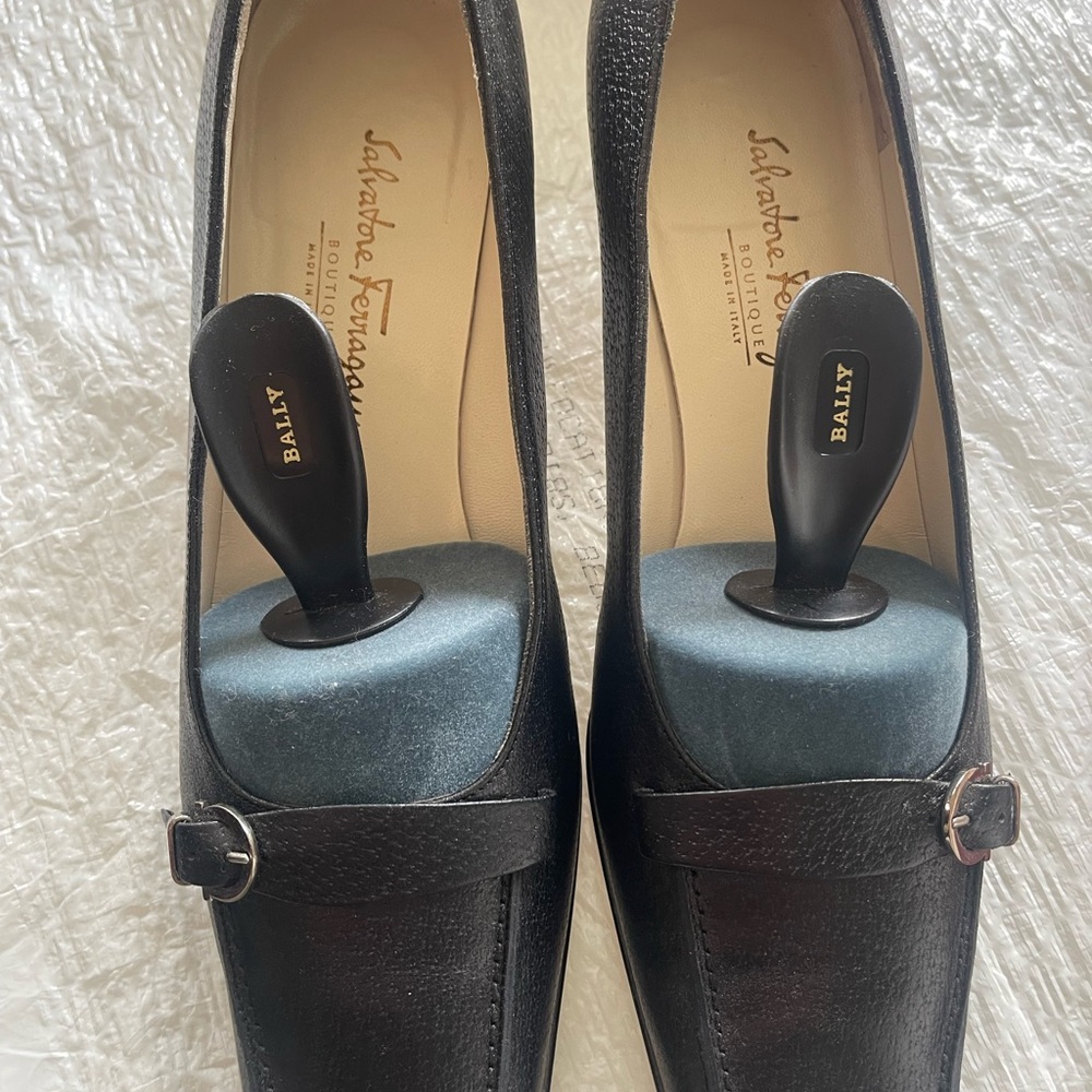 Salvatore Ferragamo Red Box
USED GOOD CONDITION WITJ BOX